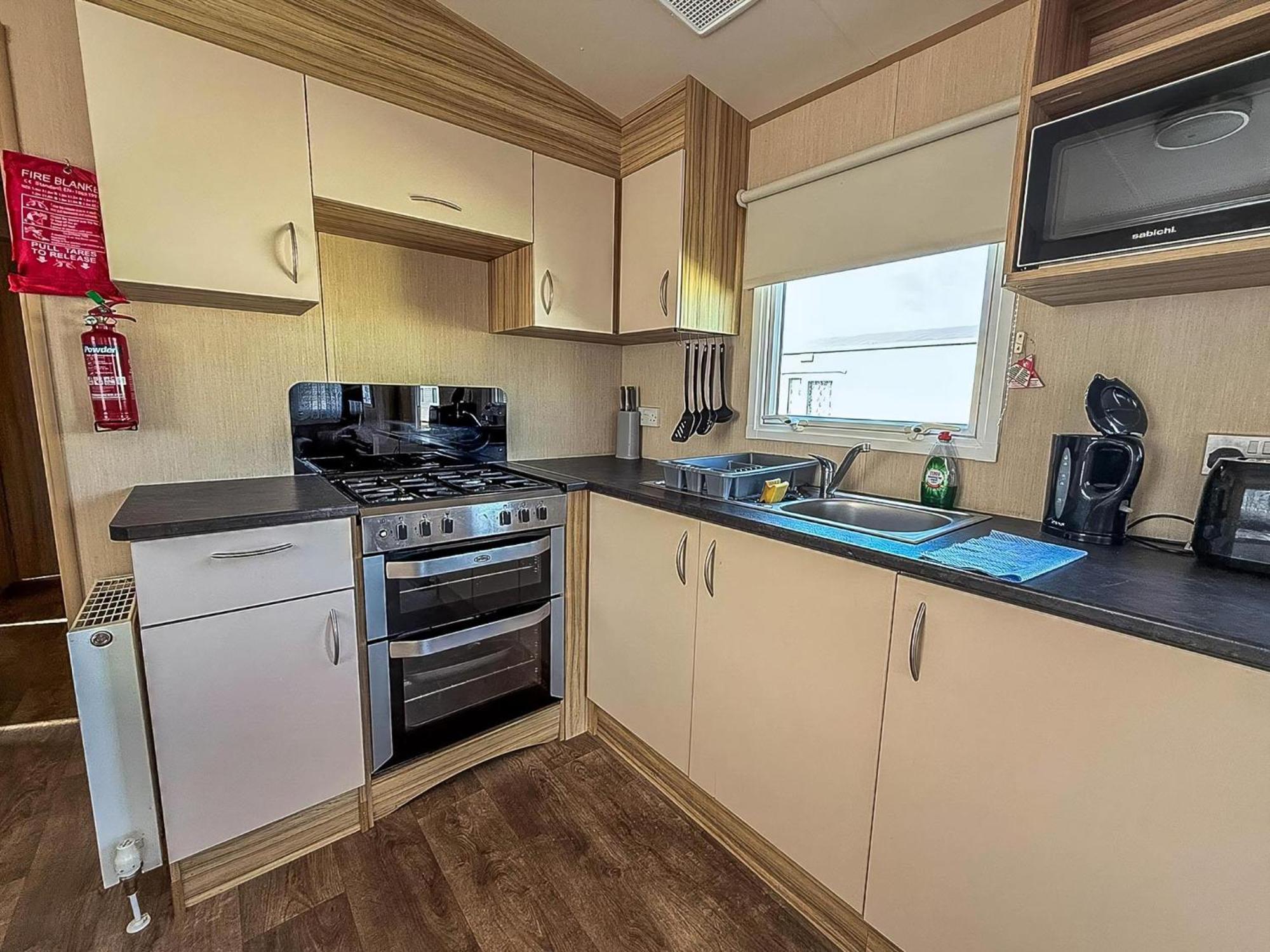 Great 8 Berth Caravan In Norfolk Near To Great Yarmouth Ref 20178Bs Hopton on Sea Exterior foto